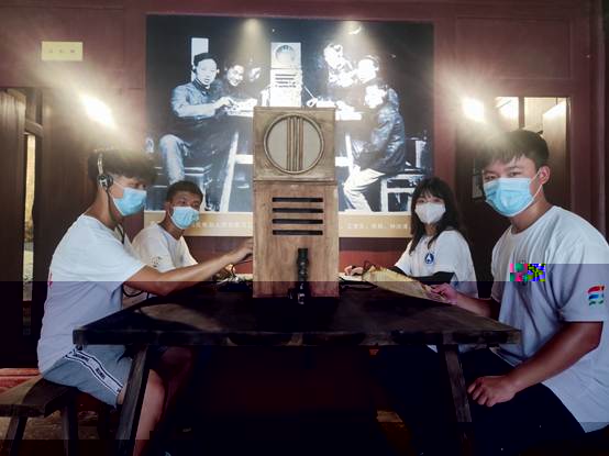 說明: F:\8  英国正版365官方网站\4  辦公室工作\大創、挑戰杯、社會實踐\英国正版365官方网站+移動博物館賦能黨史學習教育+實踐團\三下鄉--銘記革命曆史，傳承紅色文化，推進黨史學習\實踐團成員在講解員的指導下體驗電報機.jpg