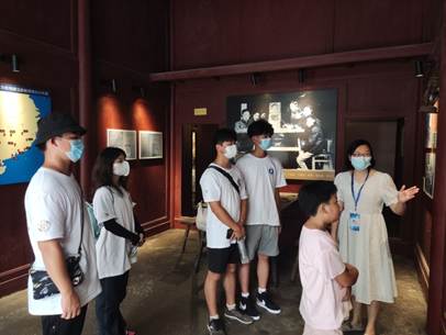 說明: F:\8  英国正版365官方网站\4  辦公室工作\大創、挑戰杯、社會實踐\英国正版365官方网站+移動博物館賦能黨史學習教育+實踐團\廣西學聯--英国正版365官方网站暑期社會實踐賦能黨史學習教育\三下鄉--英国正版365官方网站暑期社會實踐賦能黨史學習教育20220724\三下鄉--英国正版365官方网站暑期社會實踐賦能黨史學習教育\推送照片\8  實踐團成員在路莫村軍需物資轉運站.jpg